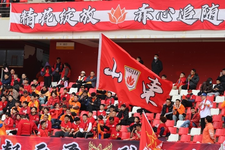 主場上萬名球迷的吶喊助威，給山東體彩女足征戰(zhàn)女超增添了能量與動力